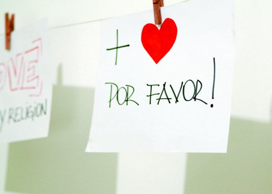Placa Decorativa Frase: "+ Amor Por Favor!"