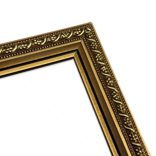 Armação Personalizada De Moldura Com Gravação Floral Em Relevo Com Filete Perolado e Acabamento Dourado Metalizado - 2,1x1,8