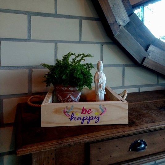 Bandeja Decorativa com Alça Sisal e Frase - Be Happy