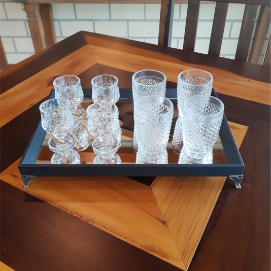 Bandeja Decorativa Espelhada Revestida Preta com Pezinho em Metal Prata Velho