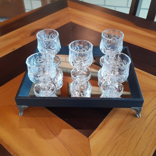 Bandeja Decorativa Espelhada Revestida Preta com Pezinho em Metal Prata Velho