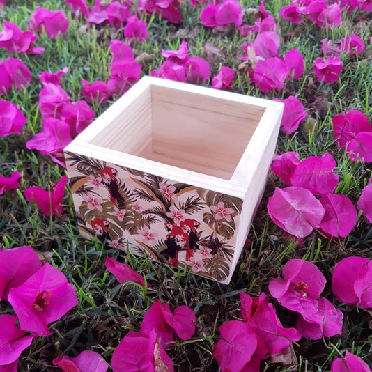 Cachepô Decorativo de Pinus com Estampa - Araras e Flores 15x15x10