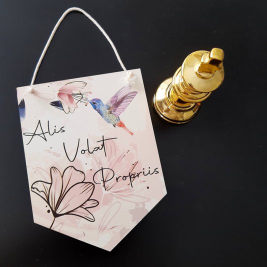 Flâmula Decorativa em Mdf 3mm com Estampa - Alis Volat Propriis