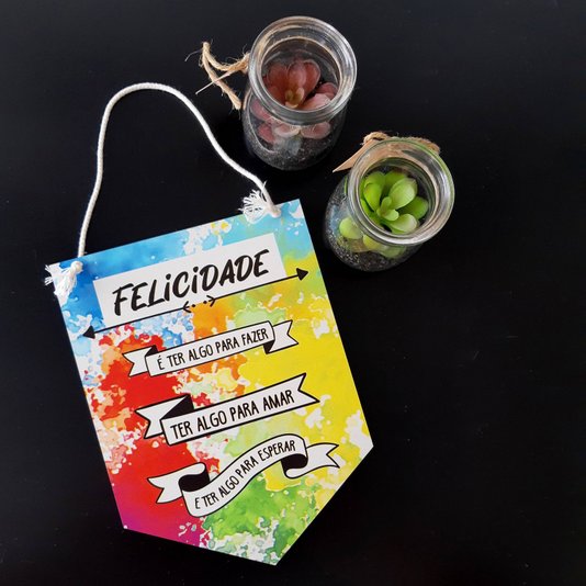 Flâmula Decorativa em Mdf 3mm com Estampa - Felicidade é Ter Algo Para Fazer, Ter Algo Para Amar e Ter Algo Para Esperar