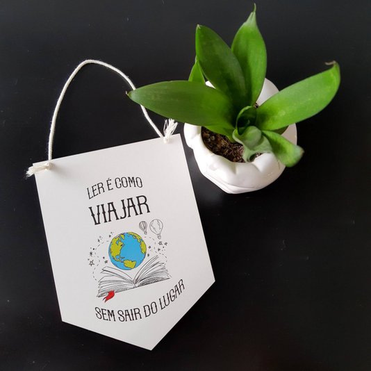 Flâmula Decorativa em Mdf 3mm com Estampa - Ler é Como Viajar Sem Sair do Lugar