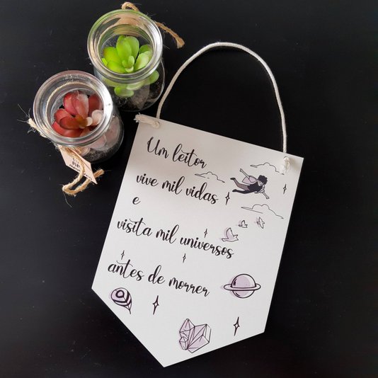 Flâmula Decorativa em Mdf 3mm com Estampa - Um Leitor Vive Mil Vidas e Visita Mil Universos Antes de Morrer