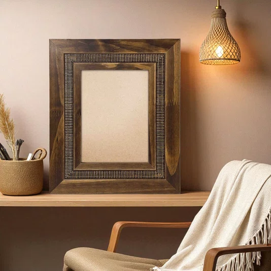 Moldura com Friso e Gravação de Padrão de Traços para Quadros e Fotos com Fundo Mdf e Frente em PVC Antirreflexo - 6,6x1,7