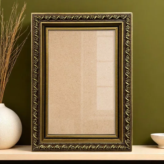 Moldura Com Gravação Floral Em Relevo Com Filete Perolado e Acabamento Dourado Metalizado Para Quadros E Fotos Com Fundo MDF e Frente Em PS Cristal Transparente - 2,1x1,8
