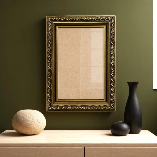 Moldura Com Gravação Floral Em Relevo Com Filete Perolado e Acabamento Dourado Metalizado Para Quadros E Fotos Com Fundo MDF e Frente Em Acetato - 2,1x1,8