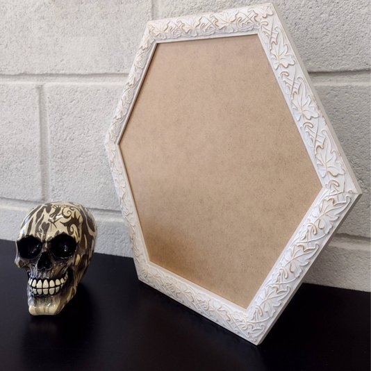 Moldura com Gravação de Folhas Ornamentais Hexagonal para Quadros com Fundo em MDF - 3x1,5