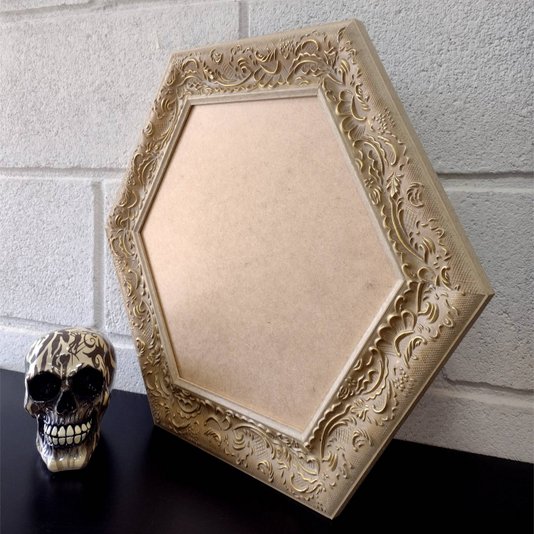 Moldura Provençal com Gravação Hexagonal para Quadros com Fundo em MDF - 6x1,5