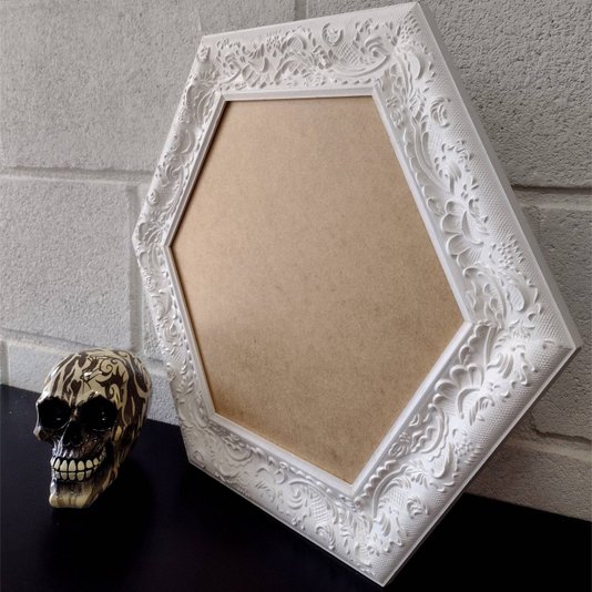 Moldura Provençal com Gravação Hexagonal para Quadros com Fundo em MDF - 6x1,5