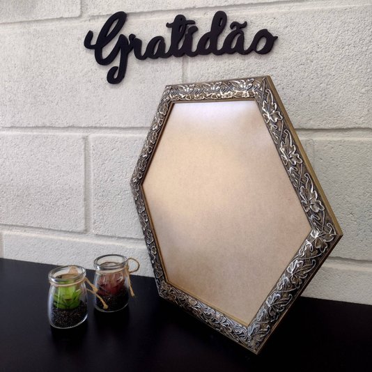 Moldura com Gravação de Folhas Ornamentais Hexagonal para Quadros com Fundo em MDF e PVC Antirreflexo - 3x1,5