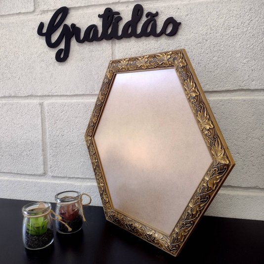 Moldura com Gravação de Folhas Ornamentais Hexagonal para Quadros com Fundo em MDF e PVC Antirreflexo - 3x1,5