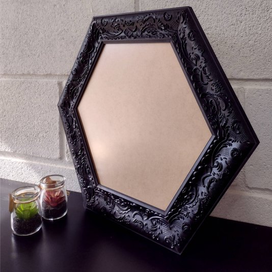 Moldura Provençal com Gravação Hexagonal para Quadros com Fundo em MDF e PVC Antirreflexo - 6x1,5