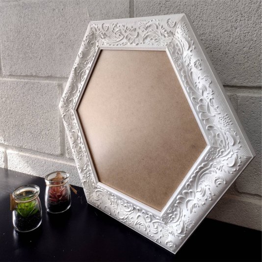 Moldura Provençal com Gravação Hexagonal para Quadros com Fundo em MDF e PVC Antirreflexo - 6x1,5