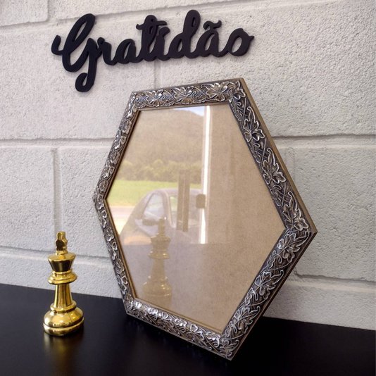 Moldura com Gravação de Folhas Ornamentais Hexagonal para Quadros com Fundo MDF e Vidro - 3x1,5