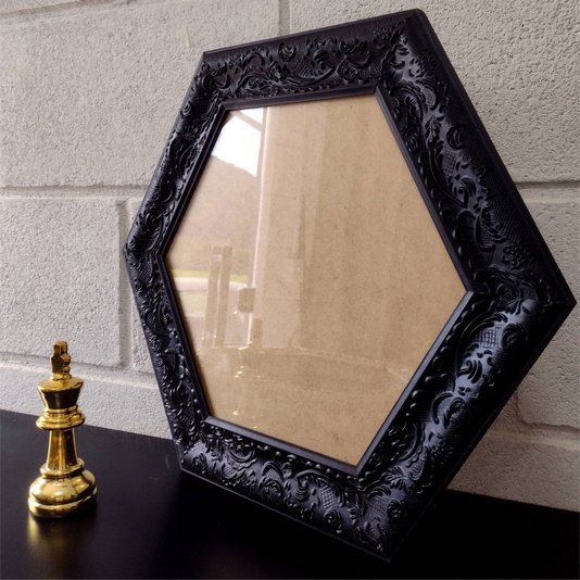 Moldura Provençal com Gravação Hexagonal para Quadros com Fundo MDF e Vidro - 6x1,5