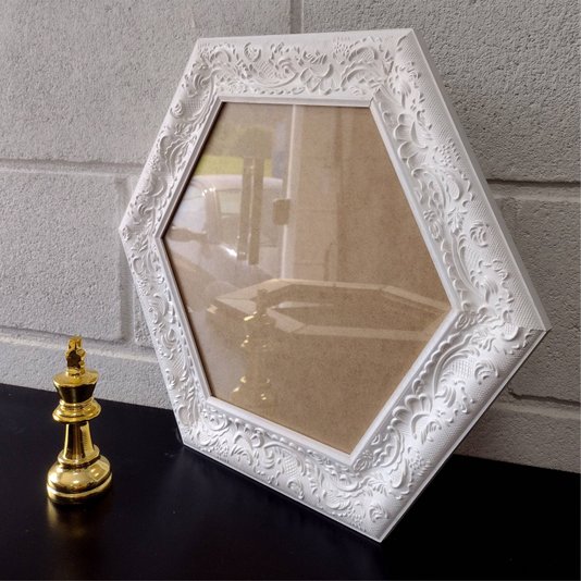 Moldura Provençal com Gravação Hexagonal para Quadros com Fundo MDF e Vidro - 6x1,5
