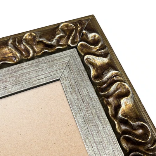 Moldura Efeito Escovado Fino e Gravação de Curvas Fluidas para Quadros e Fotos com Fundo Mdf e Frente em PVC Antirreflexo - 7,1x2,8