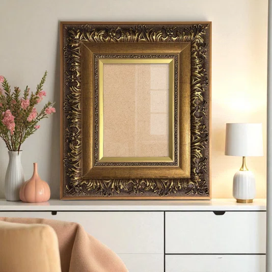 Moldura Estilo Renascentista com Perfil Interno Liso Chanfrado e Externo com Gravação Ornamental Efeito Metálico para Quadros e Fotos com Fundo Mdf e PS Cristal Transparente - 9,2x2,7