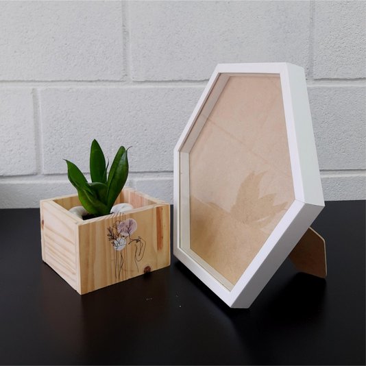 Moldura Hexagonal Caixa Alta com Vidro para Quadros Quilling e Scrapbook Mais Fundo em Mdf com Suporte - Revestida - 1,5x3