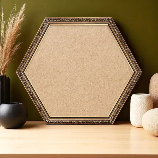 Moldura Hexagonal Com Gravação Floral Em Relevo Com Filete Perolado e Acabamento Dourado Metalizado Com Fundo MDF -  2,1x1,8