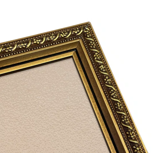 Moldura Hexagonal Com Gravação Floral Em Relevo Com Filete Perolado e Acabamento Dourado Metalizado Com Fundo MDF E Frente Em PVC - 2,1x1,8