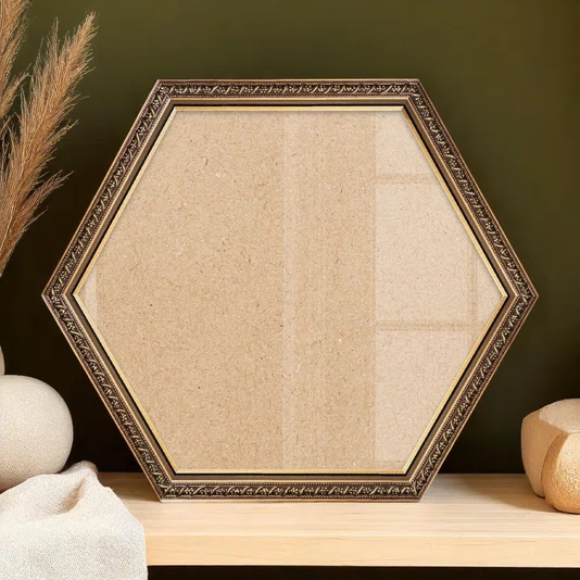 Moldura Hexagonal Com Gravação Floral Em Relevo Com Filete Perolado e Acabamento Dourado Metalizado Com Fundo MDF E Frente Em Vidro - 2,1x1,8