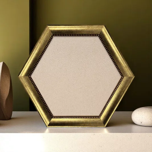 Moldura Hexagonal Com Moldura Chanfrada Com Padrão Oval Gravado Em Relevo E Efeito Aço Metal Escovado Com Fundo MDF e Frente Em PVC Antirreflexo - 4,6x2,1