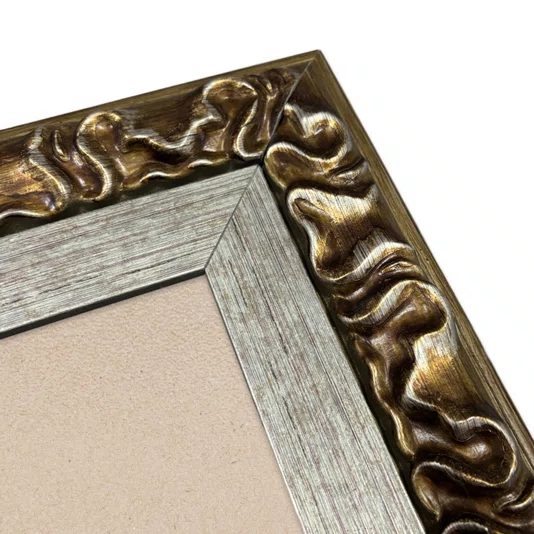 Moldura Hexagonal Efeito Escovado Fino e Gravação de Curvas Fluidas para Quadros e Fotos com Fundo Mdf e Frente em PVC Antirreflexo - 7,1x2,8