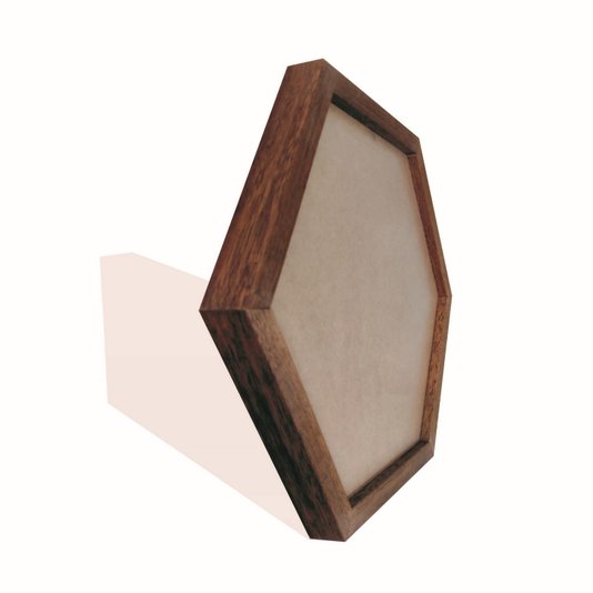 Moldura Hexagonal em Madeira Eucalipto para Quadros com Fundo MDF e PVC Antirreflexo - 2x3
