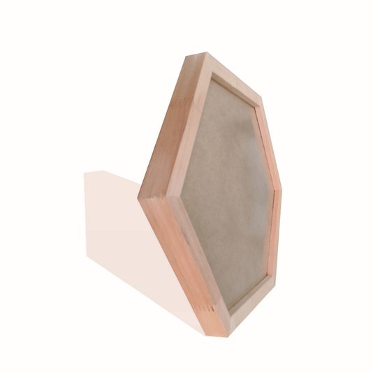 Moldura Hexagonal em Madeira Eucalipto para Quadros com Fundo MDF e PVC Antirreflexo - 2x3