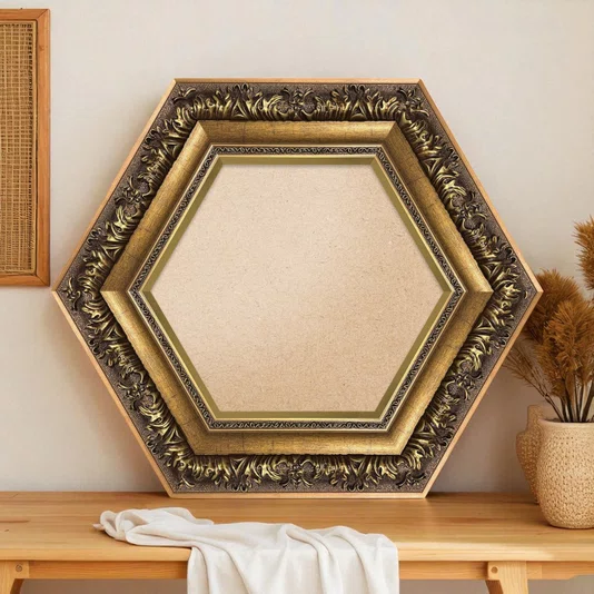 Moldura Hexagonal Estilo Renascentista com Perfil Interno Liso Chanfrado e Externo com Gravação Ornamental Efeito Metálico para Quadros e Fotos com Fundo Mdf e Frente em PVC Antirreflexo - 9,2x2,7
