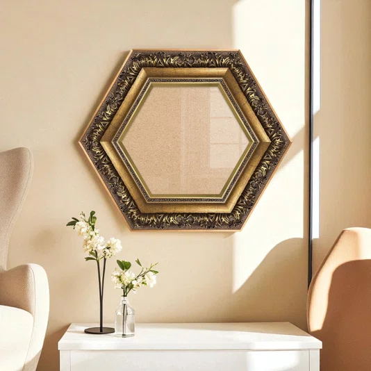 Moldura Hexagonal Estilo Renascentista com Perfil Interno Liso Chanfrado e Externo com Gravação Ornamental Efeito Metálico para Quadros e Fotos com Fundo Mdf e Frente em Vidro - 9,2x2,7