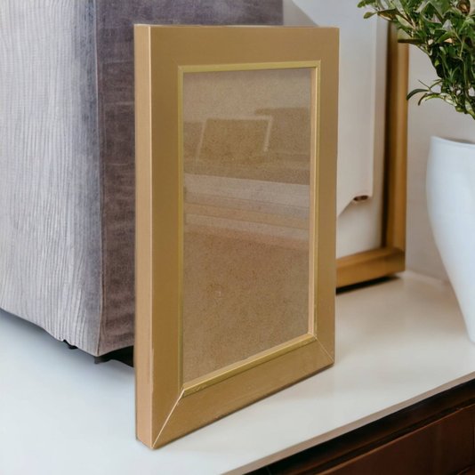 Moldura Laqueada Gesso com Filete Dourado para Quadros e Fotos com Fundo MDF e Ps Cristal Transparente - 3x1,5