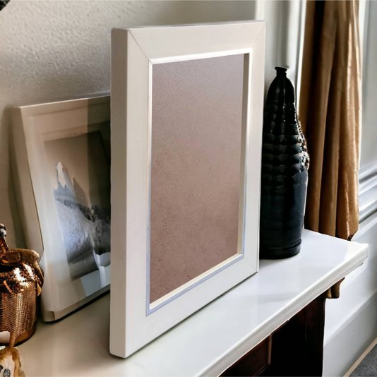 Moldura Laqueada Gesso com Filete Prata para Quadros e Fotos com Fundo MDF e PVC Antirreflexo - 3x1,5
