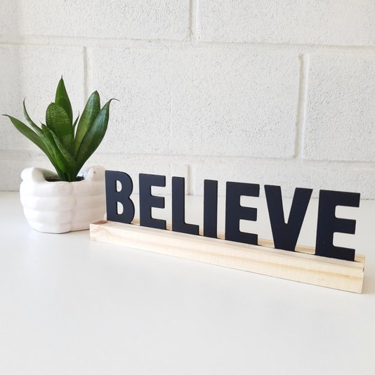 Palavra Decorativa Believe com Suporte de Madeira
