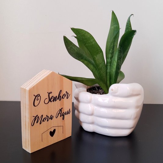 Placa Decorativa Casinha Enfeite de Mesa e Parede com Estampa - O Senhor Mora Aqui