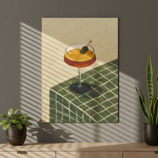 Placa Decorativa Estilo Pintura Mid Century Composição de Coquetel Martini Guarnecido sobre Toalha Xadrez Verde