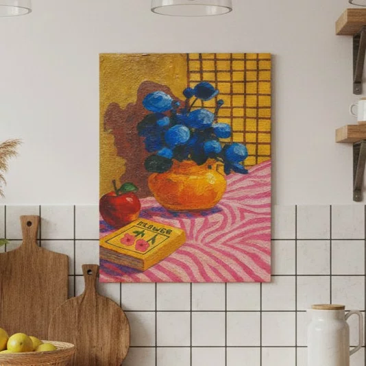 Placa Decorativa Estilo Pintura Mid Century Composição de Flores Azuis e Maçã, com Vaso em Laranja Quente e Fundo Quadr