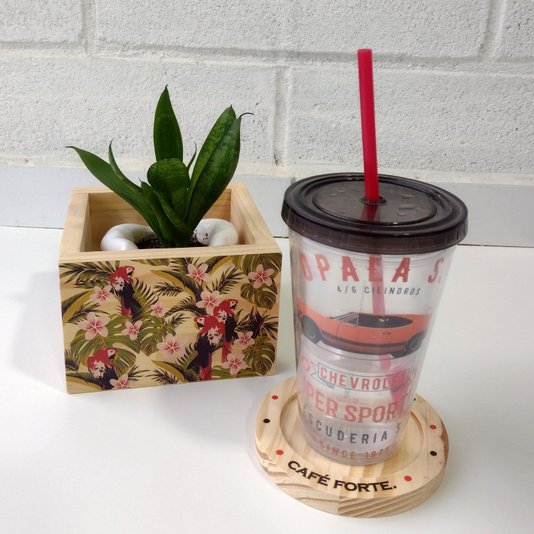 Porta Copos em Madeira de Pinus 12cm com Frase - Dia Leve, Café Forte