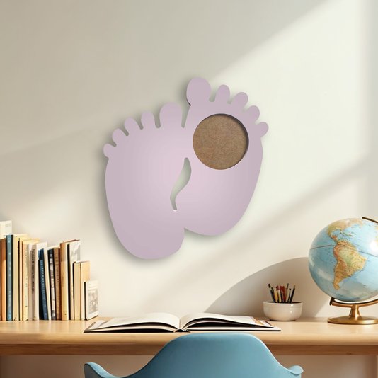 Porta Maternidade Colorido Em Forma de Pezinhos Em Mdf Com PVC Antirreflexo
