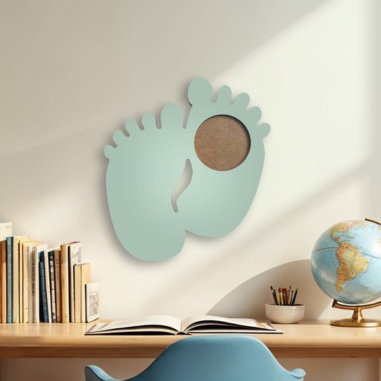 Porta Maternidade Colorido Em Forma de Pezinhos Em Mdf Com PVC Antirreflexo