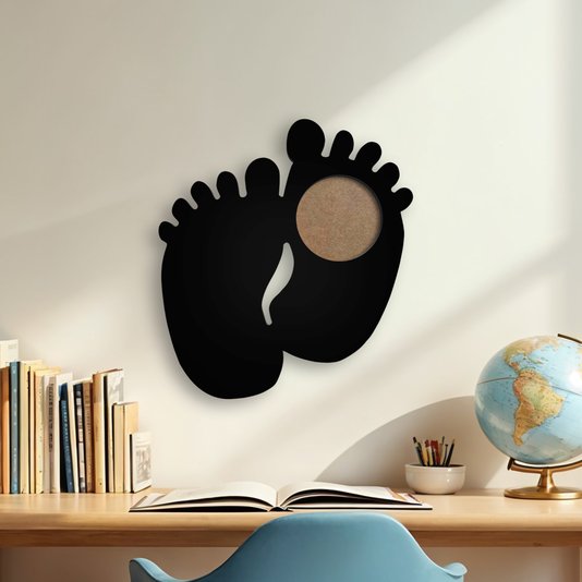 Porta Maternidade Colorido Em Forma de Pezinhos Em Mdf Com PVC Antirreflexo