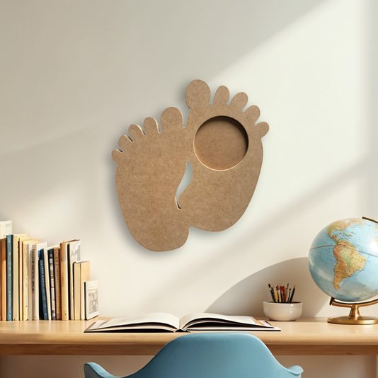 Porta Maternidade Em Forma de Pezinhos Em Mdf Com PVC Antirreflexo