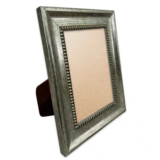 Porta Retrato Com Moldura Chanfrada Com Padrão Oval Gravado Efeito Aço Metal Escovado Com Suporte E Frente Em PVC Antirreflexo - 4,6x2,1