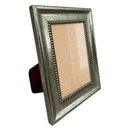 Porta Retrato Com Moldura Chanfrada Com Padrão Oval Gravado Efeito Aço Metal Escovado Com Suporte E Frente Em Vidro - 4,6x2,1