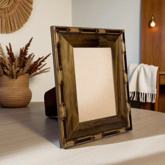 Porta Retrato Com Moldura Chanfrada Relevo de Bambu Com Suporte E Frente Em PVC Antirreflexo - 5,4x2,1