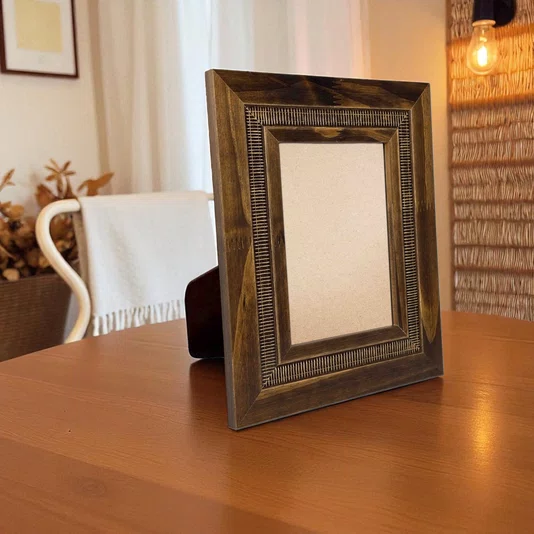 Porta Retrato Com Moldura com Friso e Gravação de Padrão de Traços com Suporte e Frente em PVC Antirreflexo - 6,6x1,7